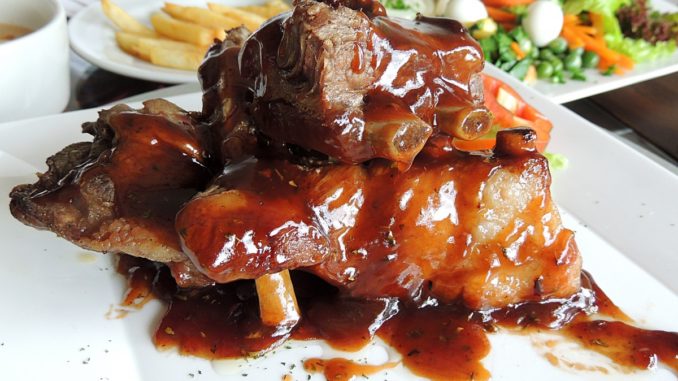 bbq_ribs_ribs_meat_sauce_table_wood_french_fries_salad-518880.jpg!d