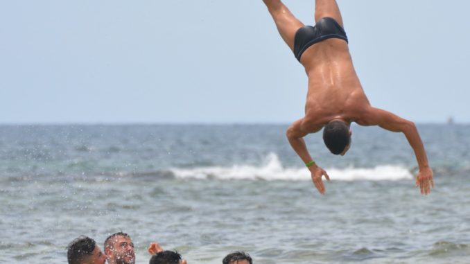 men_sea_people_swimming_trunks_summersault_submerge_teamwork_team_building-700689.jpg!d