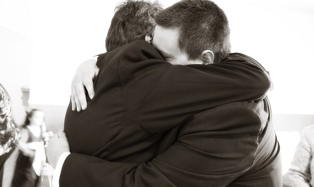 hugging-571076_640