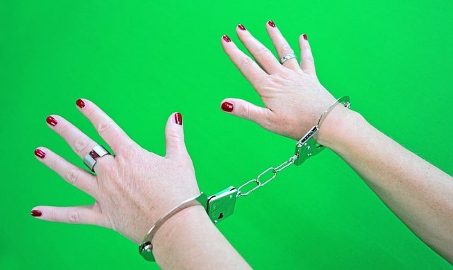 handcuffs-1694608_640